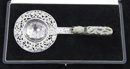 A Chinese grey jade dragon belt hook, 19th century, jade belt hook length 8.1cm, total length 19.5cm, fitted case